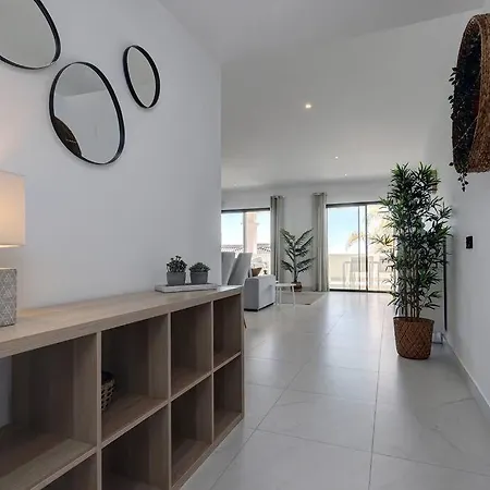 2 Bed At Hills With Great Sea Views! Apartment *