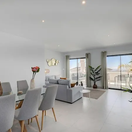 2 Bed At Hills With Great Sea Views! Apartment