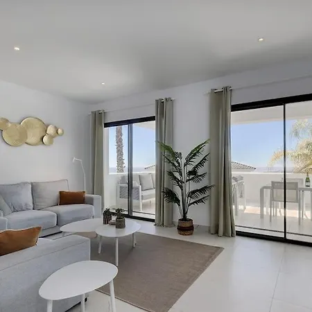 Apartment 2 Bed At Hills With Great Sea Views!