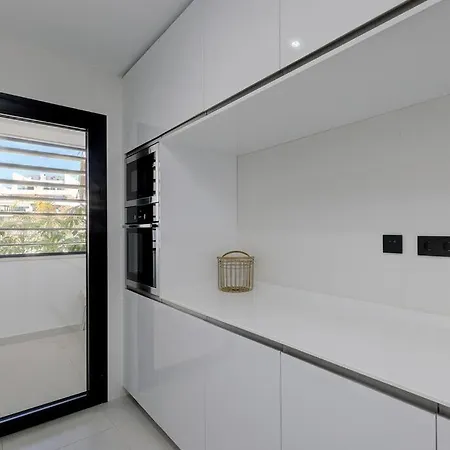 Apartment 2 Bed At Hills With Great Sea Views! *