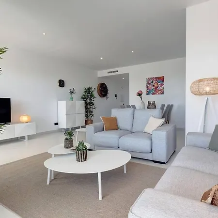 Apartment 2 Bed At Hills With Great Sea Views!